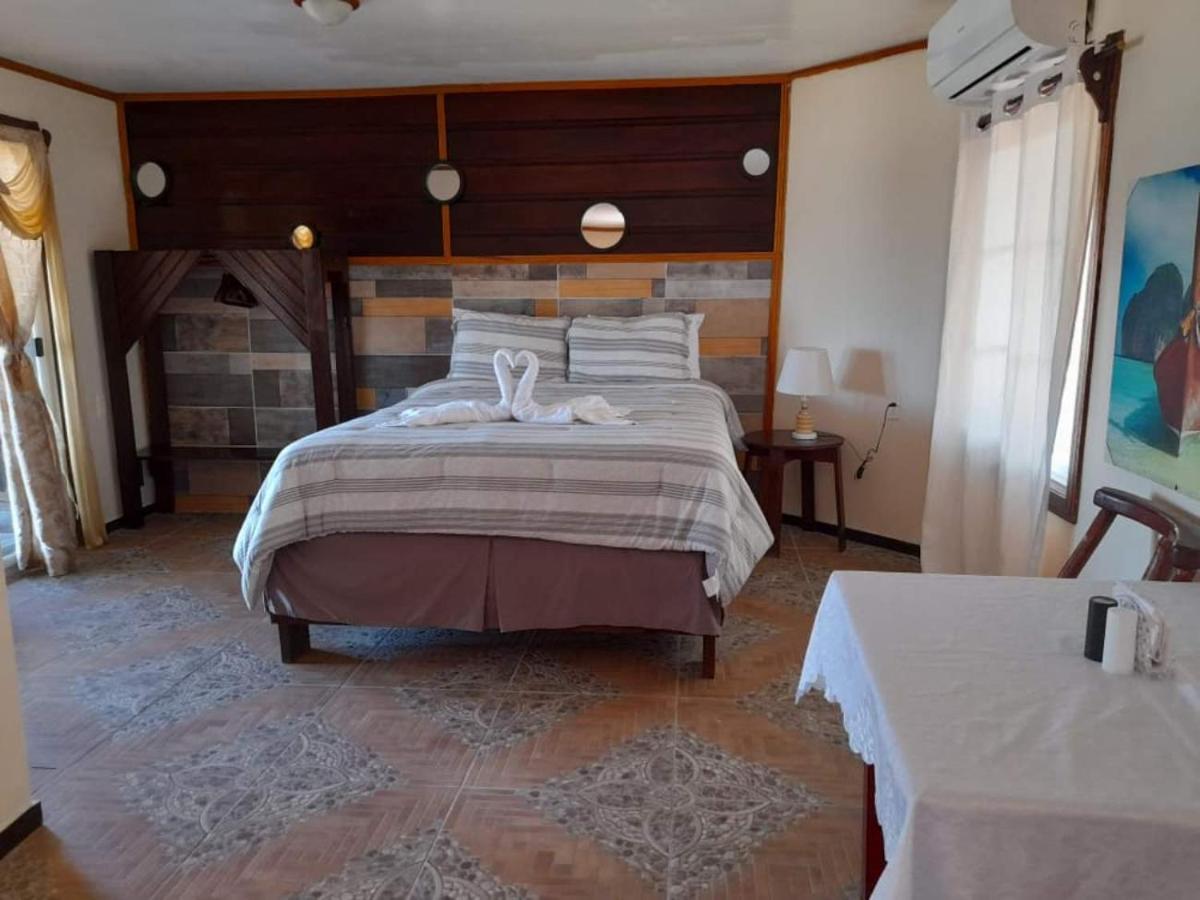 La Delphina Bed&Breakfast Bar&Grill La Ceiba Exterior foto