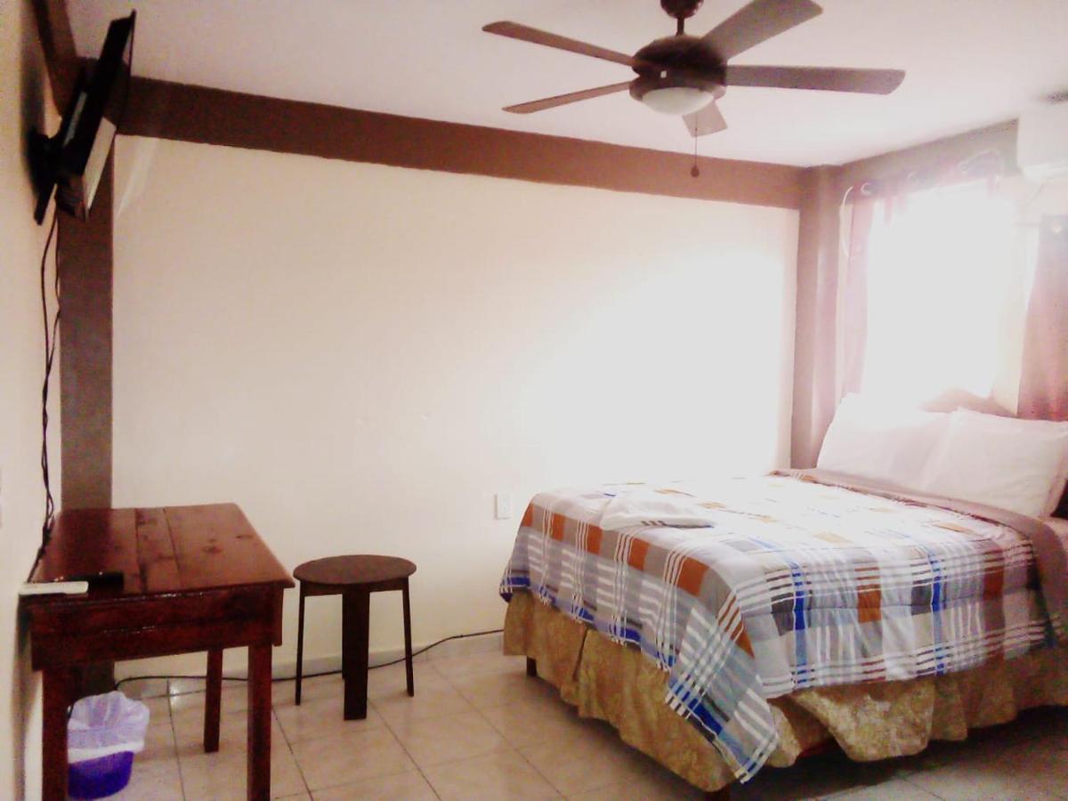La Delphina Bed&Breakfast Bar&Grill La Ceiba Exterior foto