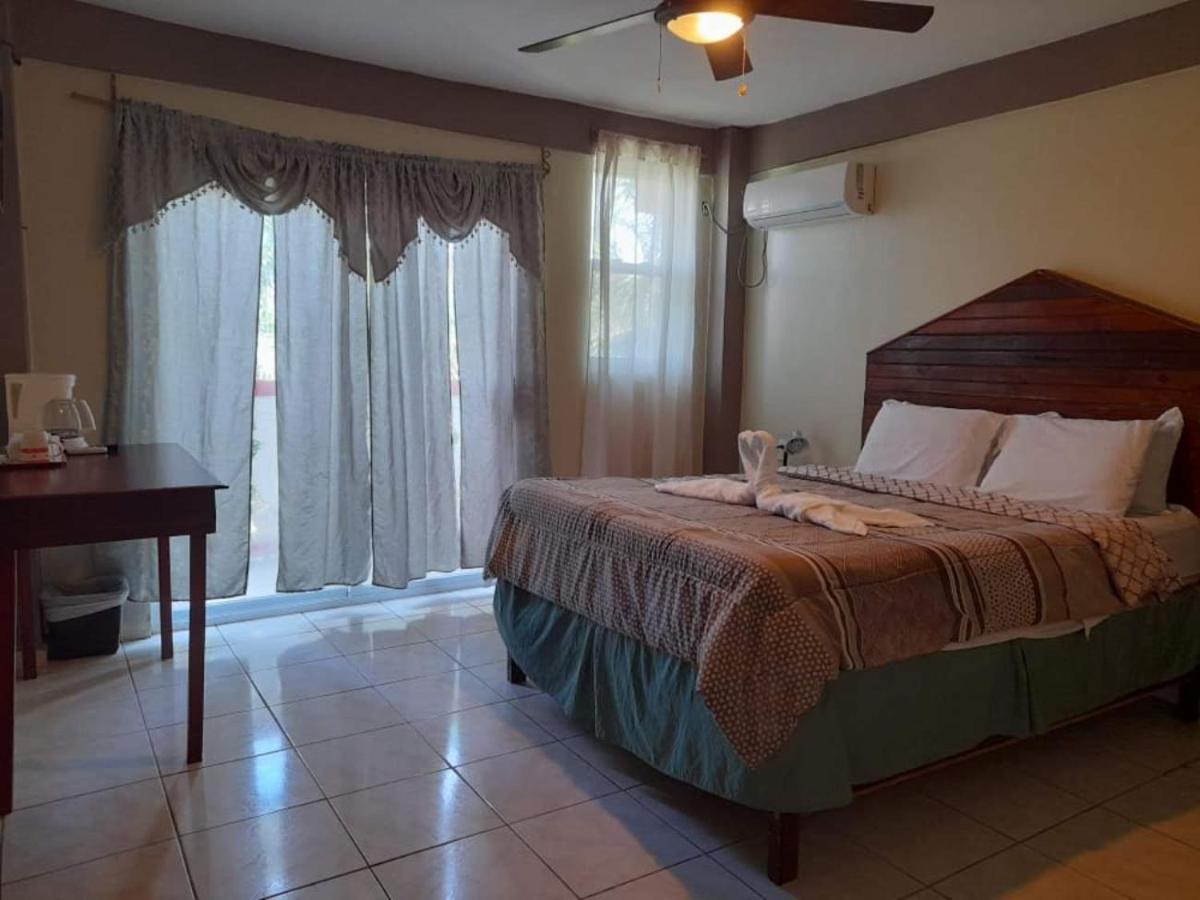 La Delphina Bed&Breakfast Bar&Grill La Ceiba Exterior foto